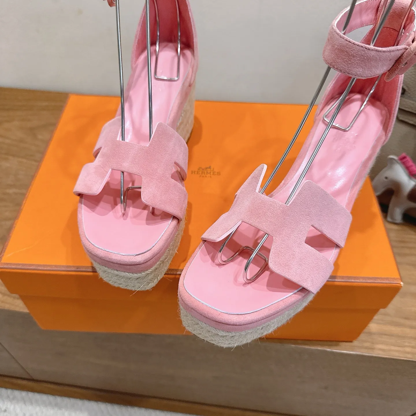 👟👟Ex-factory price 720👟👟 Hermes... a Eclair 2025 new color + popular series, the version is super positive, with a certain thickness, which makes the legs longer! Breathable, comfortable calfskin, spring and summer color matching, this item is both beautiful and comfortable! Channel supply code size: 35-39 can be ordered as 40.41 with airplane box ➕20